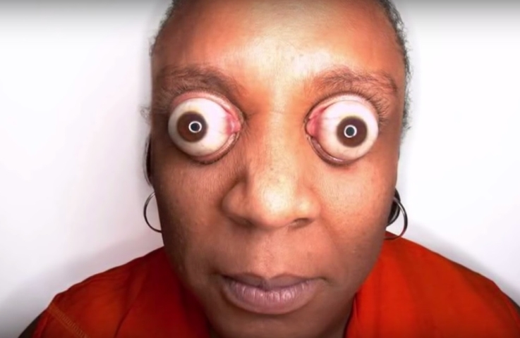 Femeia care isi scoate ochii din orbita