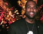 LeBron James, tata la 19 ani