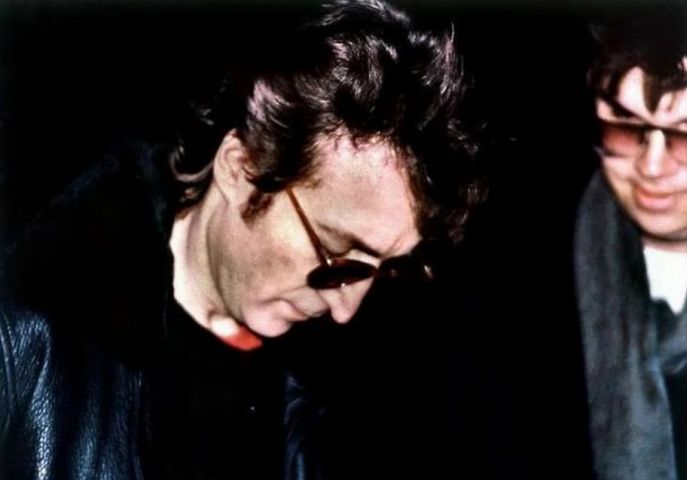 John Lennon, semnand un autograf viitorului sau criminal, Mark Chapman, cu doar cateva ore inainte de moartea sa