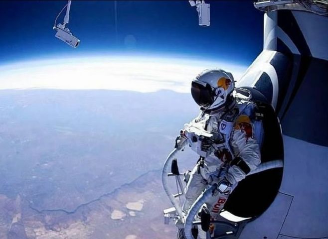 Felix Baumgartner, in capsula sa inainte de a sari