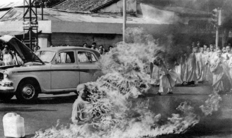 Un calugar budist, dandu-si foc in semn de protest