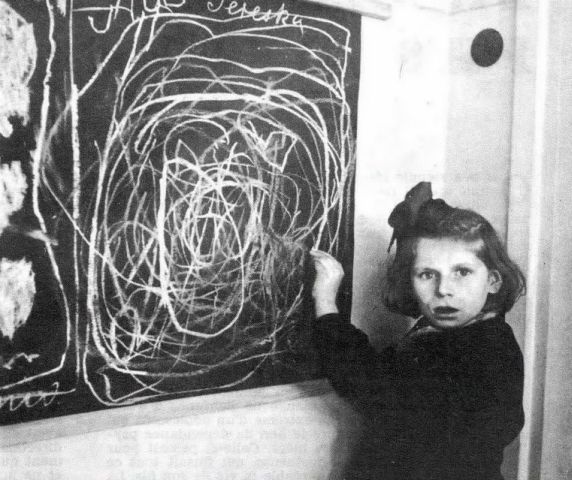 Desenul Teresei, o fetita crescuta intr-un lagar de concentrare