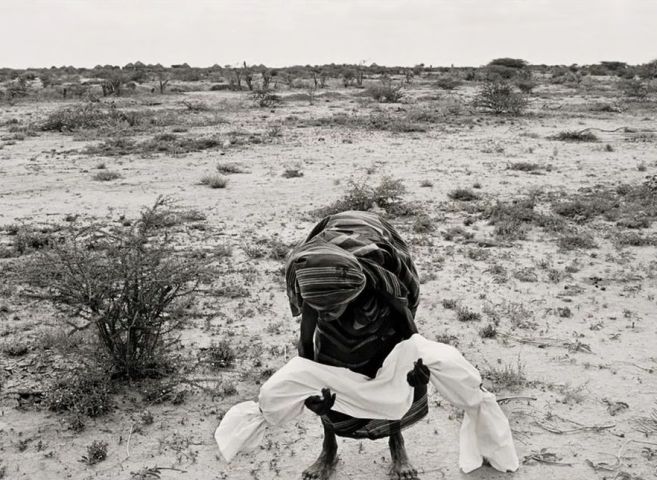 O mama din Somalia isi tine copilul care a murit de foame in brate