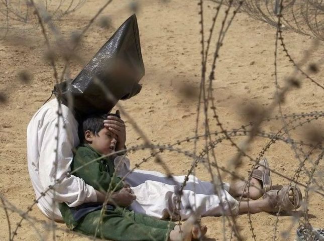 Un prizonier de razboi irakian incearca sa-si consoleze fiul