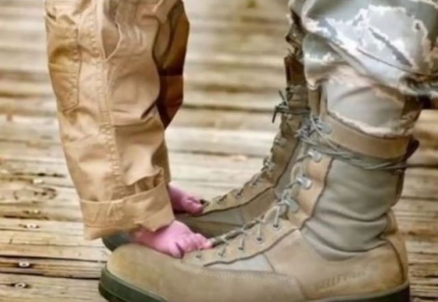 Un soldat se intoarce in sfarsit acasa la fiul sau