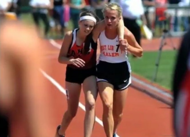 Megan Vogel isi ajuta adversara, Arden McMath, sa ajunga la linia de sosire dupa ce s-a accidentat