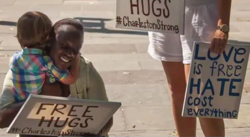 Charleston: Fotografie emotionanta a unui tata care isi imbratiseaza copilul, oferind o speranta orasului devastat