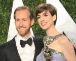 Anne Hathaway si Adam Shulman