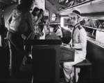 Elton John la pian in avionul sau privat (1976)