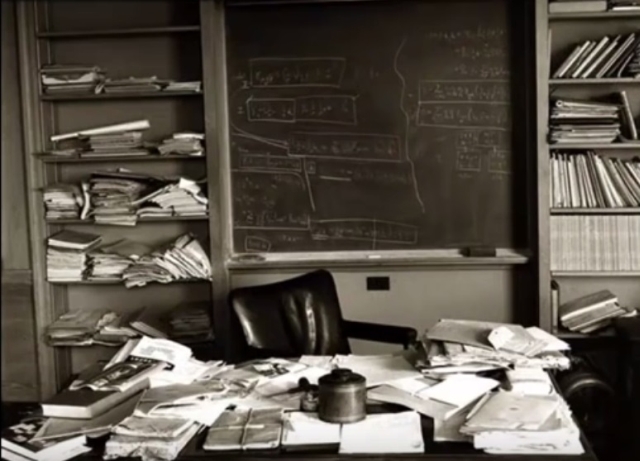 Biroul lui Albert Einstein fotografiat in ziua mortii sale