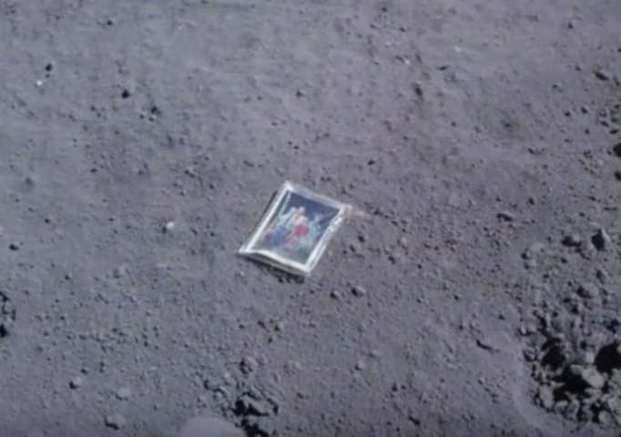 Astronautul Charles Duke a lasat aceasta fotografie de familie pe luna in 1972