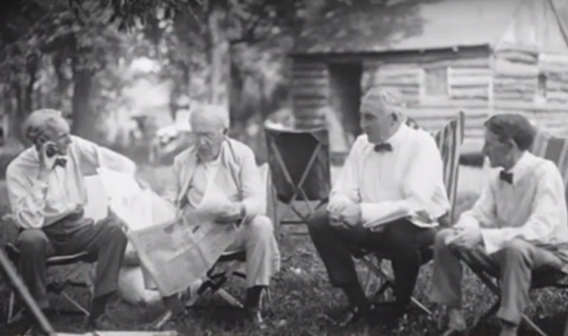 Henry Ford, Thomas Edison, Warren G. Harding si Harvey Firestone Samuel (fondatorul Firestone Tire & Rubber Co.) vorbind