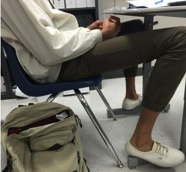 Pantalonii tai sunt scurti cand te asezi