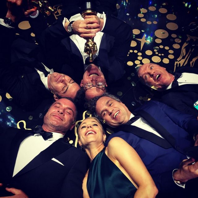 Cast-ul din Spotlight, selfie pe podea