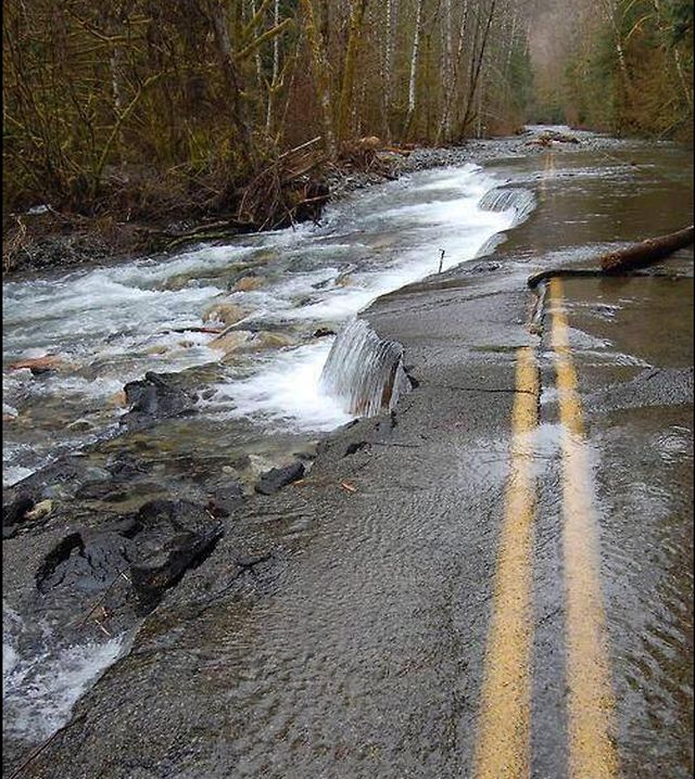 O sosea inghitita de un rau