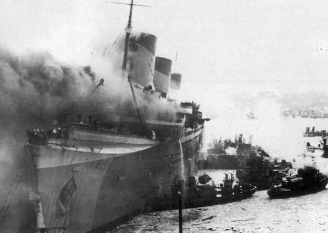 SS Normandie, cel mai mare transatlantic al Frantei, dupa incendiu