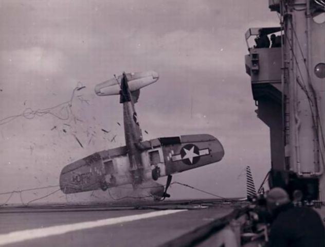 Imagine cutremuratoare, ilustrand prabusirea unui avion pe pista unui portavion