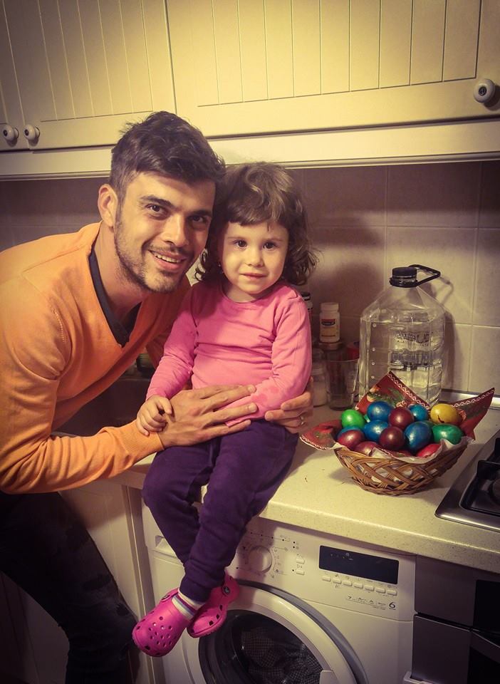 Oana Roman e alaturi de familie in bucatarie