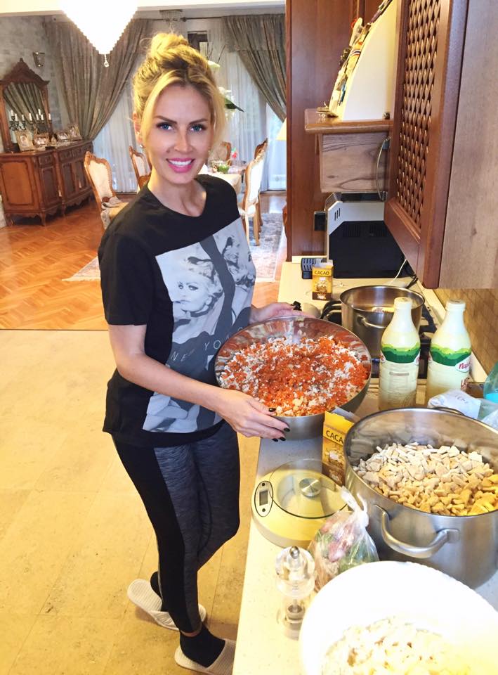 Andreea Banica nu se dezice de facut treaba si s-a pus la gatit!