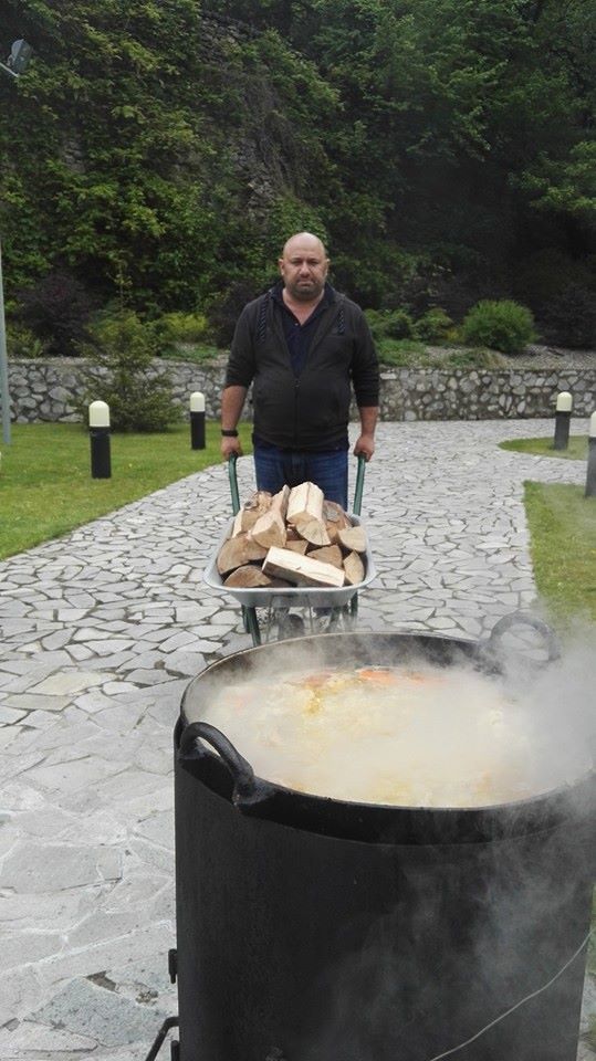 Chef Scarlatescu face o crema de miel la ceaun