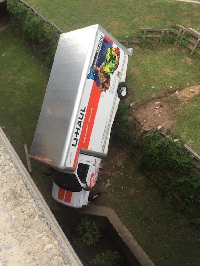 2. Santul era prea mic, clar