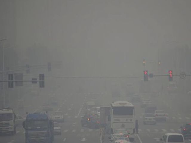 Smog-ul este atat de gros incat abia se mai pot vedea strazile din Beijing