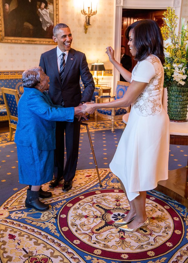 1. Sotii Obama impreuna cu o doamna in varsta de 106 ani