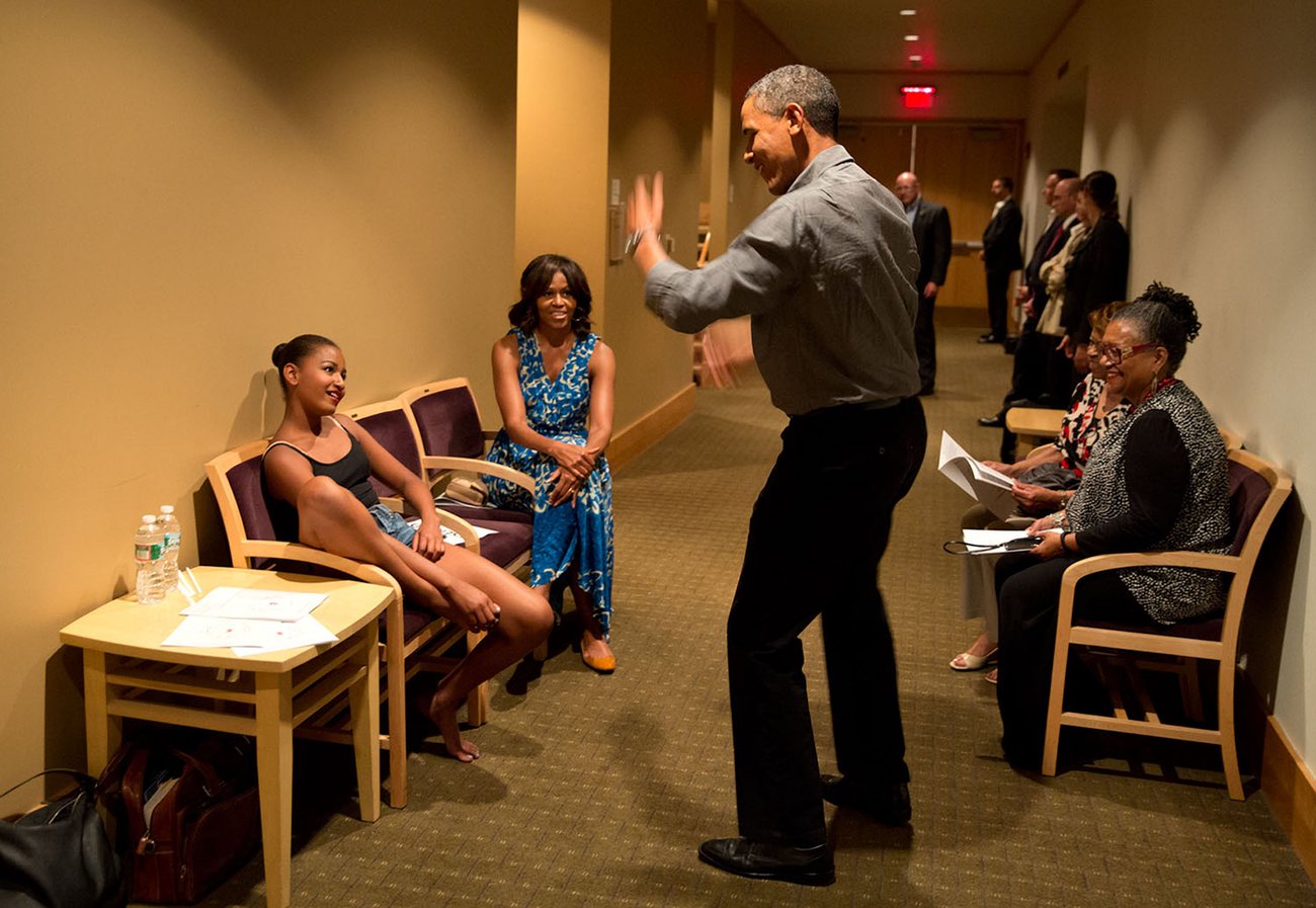 11. Obama-si arata miscarile de dans in fata fiicei sale