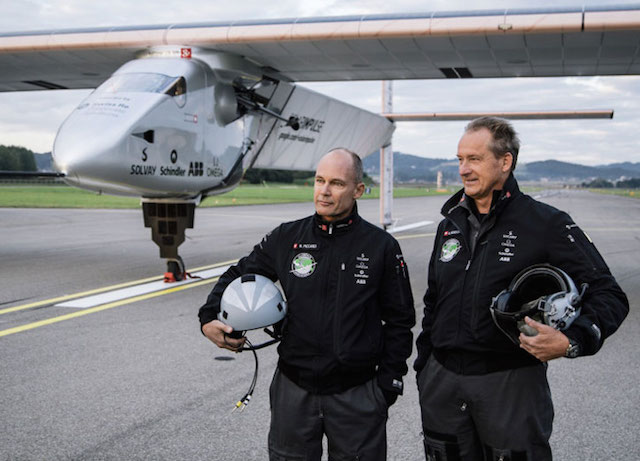 5. Bertrand Piccard si Andre Borschberg au zburat intr-un avion cu panouri solare