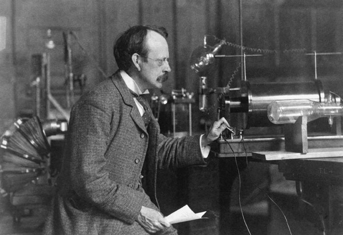 5. J.J. Thomson a primit premiul Nobel pentru ca a demonstrat ca un electron este o particula. Fiul lui l-a primit pentru ca a demonstrat ca nu este