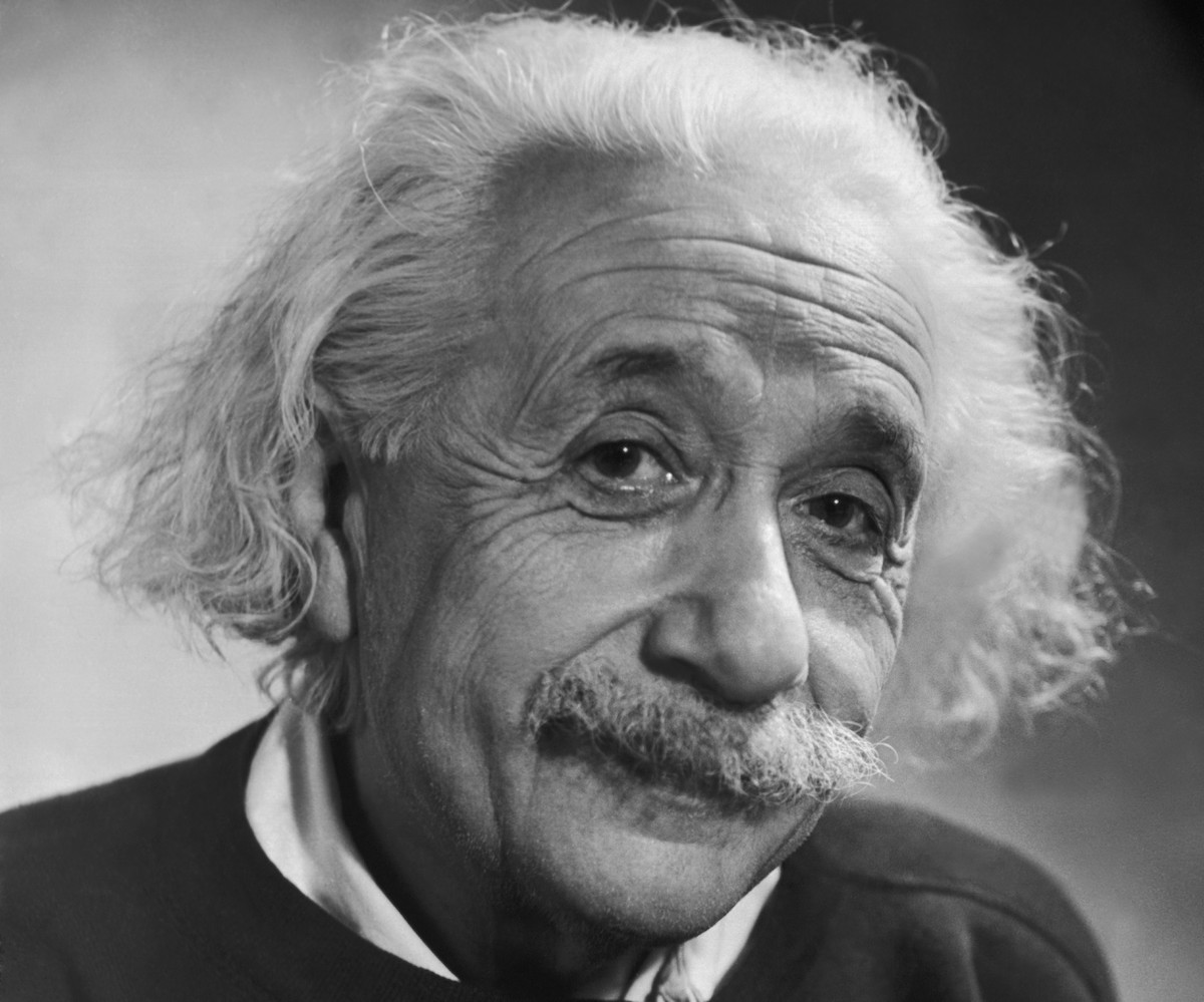 10. Einstein era corigent la matematica.
