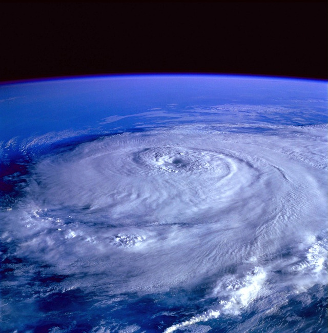 Iata cum se vede un uragan din satelit!