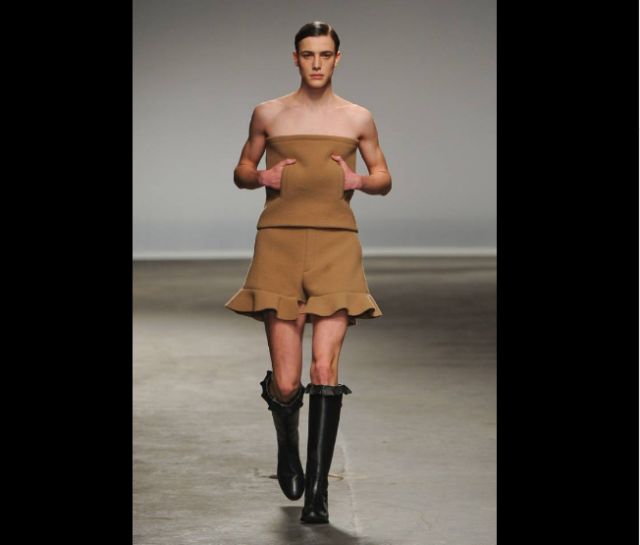 Rochita cu buzunare la piept