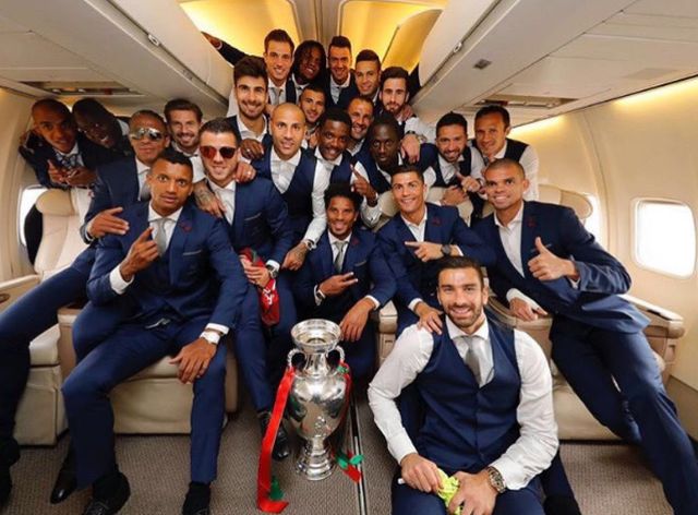 Petrecerea a inceput in avion