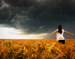 Ce sa NU faci daca te prinde ploaia in camp