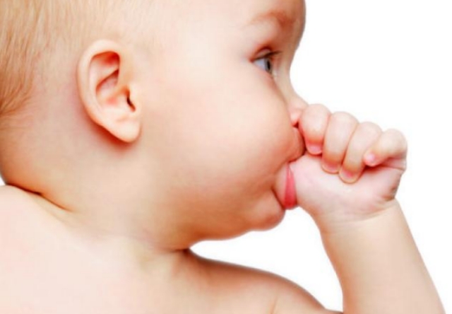 Sugerea suzetei sau a degetului