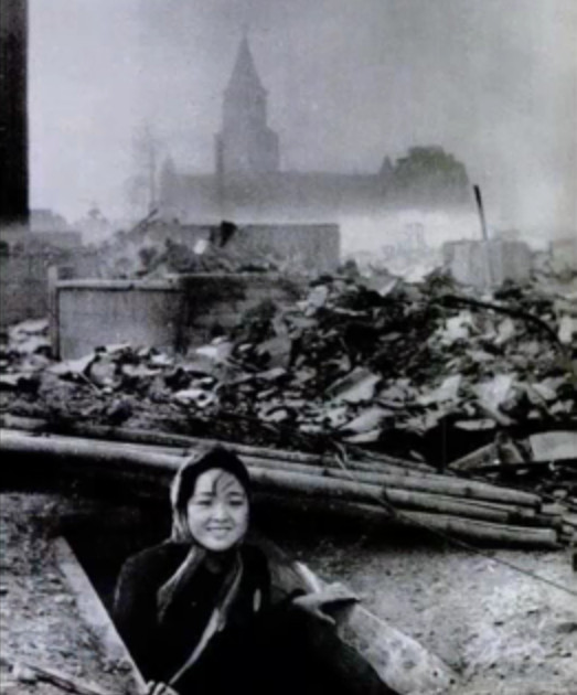 O femeie care a supravietuit bombardamentelor din Nagasaki (1945)