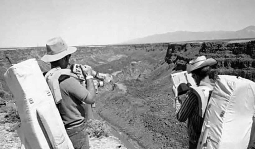 John Young si Charles Duke, pregatindu-se pentru misiunea Apollo 16 in desertul New Mexico