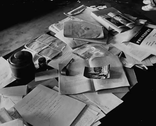 Biroul fizicianului Albert Einstein, fotografiat la o zi dupa moartea sa
