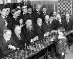 Samuel Reshevsky, la varsta de numai  8 ani, invingand cativa maestri de sah, Franta (1920)