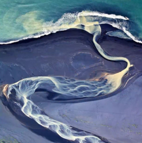 Nu, nu este o iluzie optica, ci in imagine apare un rau din Islanda