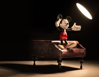 De ce poarta Mickey Mouse manusi albe?