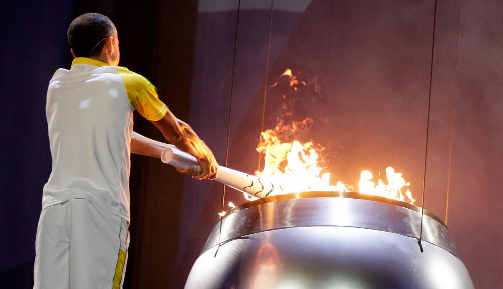 Vasul olimpic de la stadionul Maracana a fost aprins de fostul maratonist Vanderlei de Lima, dupa ce Pele, cel care ar fi trebuit sa fie protagonistul acestui moment, nu a putut sa participe din motive de sanatate