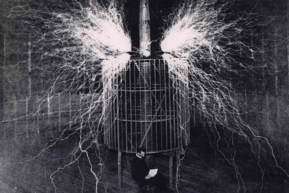15. Nikola Tesla, in laboratorul sau, in jurul anului 1900