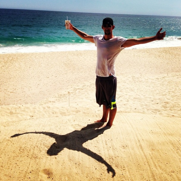 Bratele sale deschise, mai lungi decat inaltimea sa