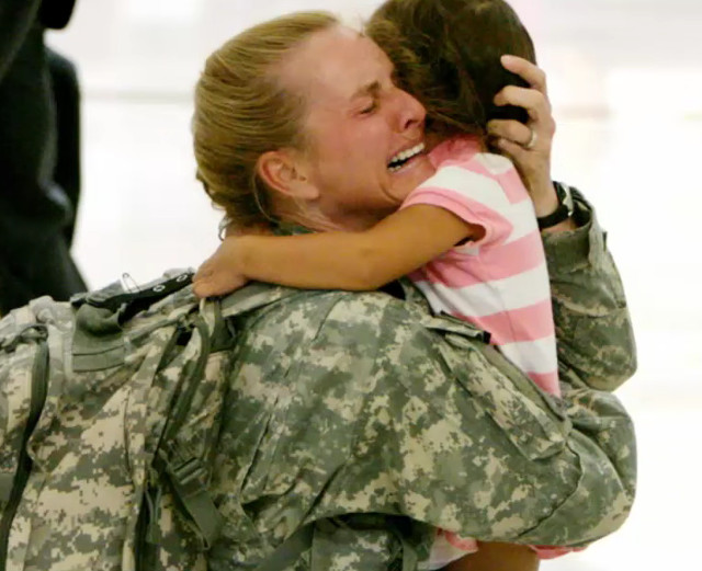 Terri Gurrola isi imbratiseaza fiica dupa 7 luni petrecute in razboiul din Irak