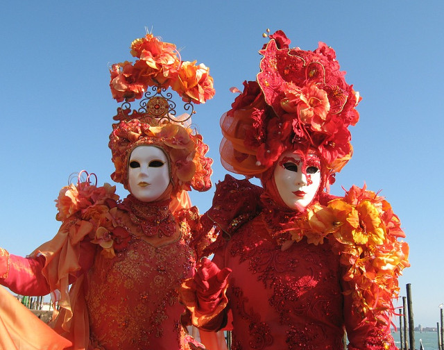 Mergi la un carnaval cu prietenii!