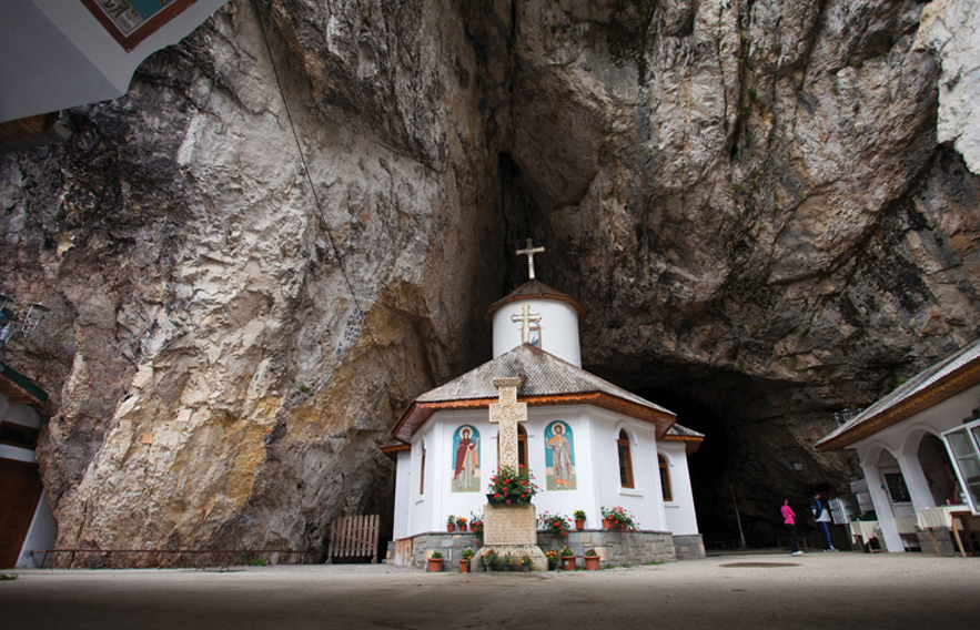 5. Manastirea Pestera Ialomitei