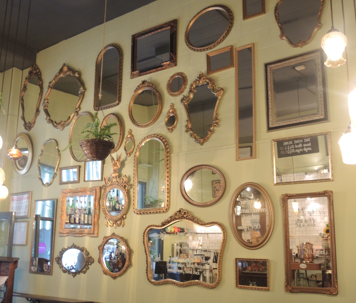 5. Casa cu o mie de oglinzi