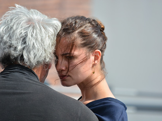 Motivul pentru care barbatii sunt atrasi de femei mai tinere